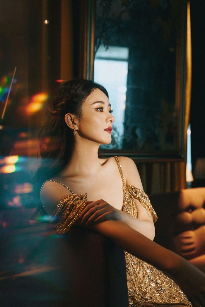 赵丽颖吊带鎏金裙造型大片高贵优雅的赵老师