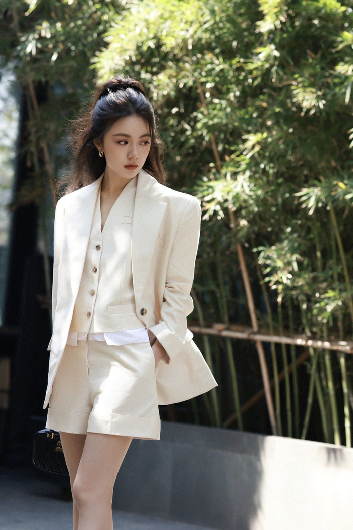 赵今麦最新造型大片白西装半高马尾飒爽优雅的麦麦啊