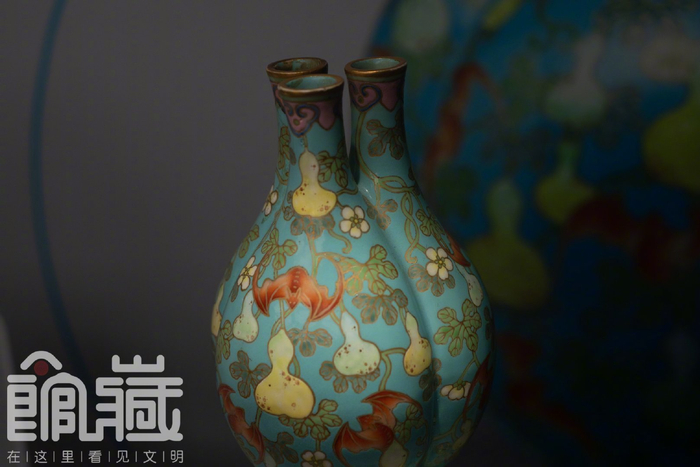 雍正年製粉彩三口葫芦瓶、サイズ約高さ24cm径约16cm 雍正年製粉彩三口葫芦瓶、サイズ約高さ24cm径约16cm 馆藏