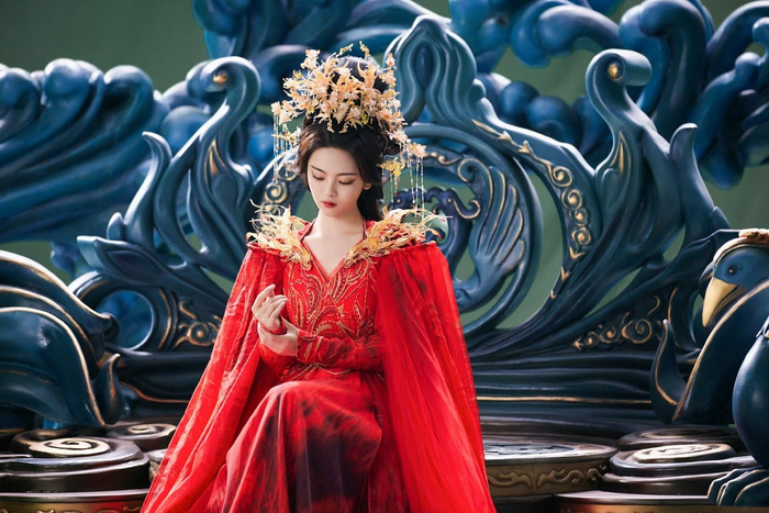 杨超越七时吉祥新剧照红衣女帝好霸气