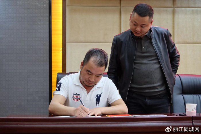 古城区大研古城酒吧协会第三届第一次会员大会召开  牟鑫当选会长