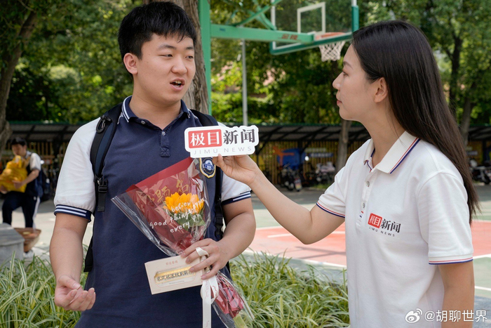 课桌化作花笺,400支向日葵在武大附中的教室里静绽