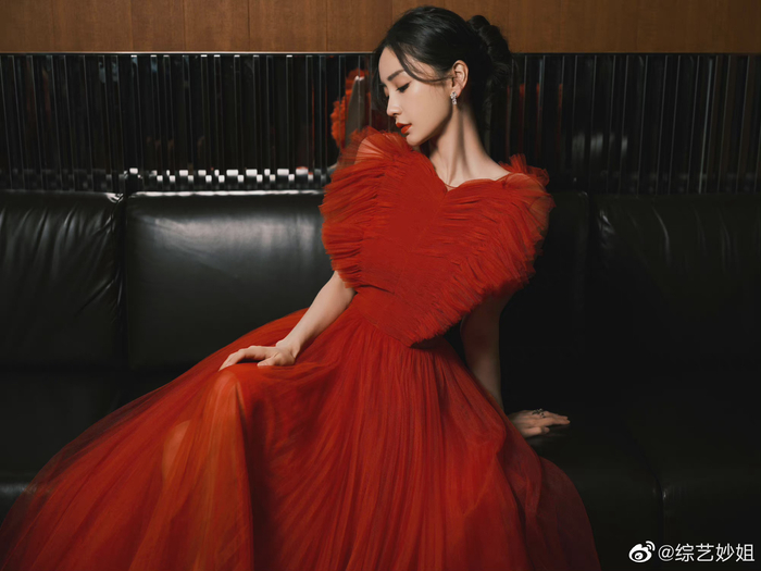哇baby太美了吧,红心长裙好大气,穿校服和晚礼服都很美的女人__财经头条__新浪财经