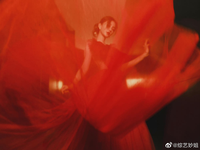 哇baby太美了吧,红心长裙好大气,穿校服和晚礼服都很美的女人__财经头条__新浪财经