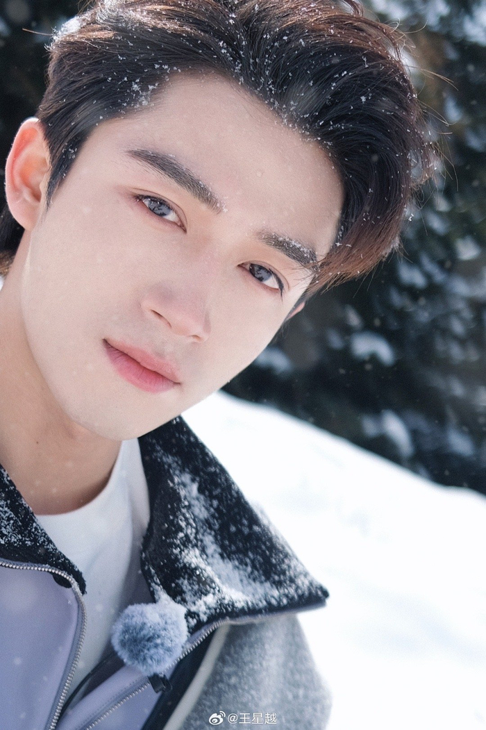 王星越晒沈月拍的照,浅浅欣赏一波帅哥