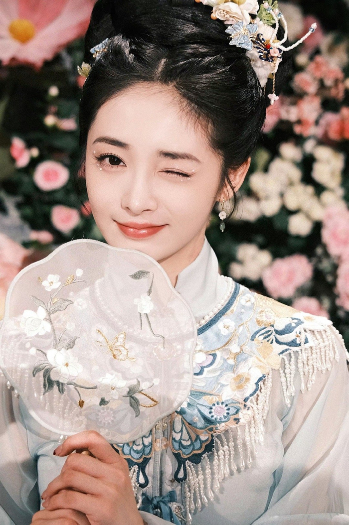 周洁琼山茶花花神古风大片蓝衣古装手拿团扇