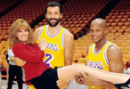 阿姨位置稳！65岁珍妮巴斯继续管理湖人，NBA头号女王，屹立不倒