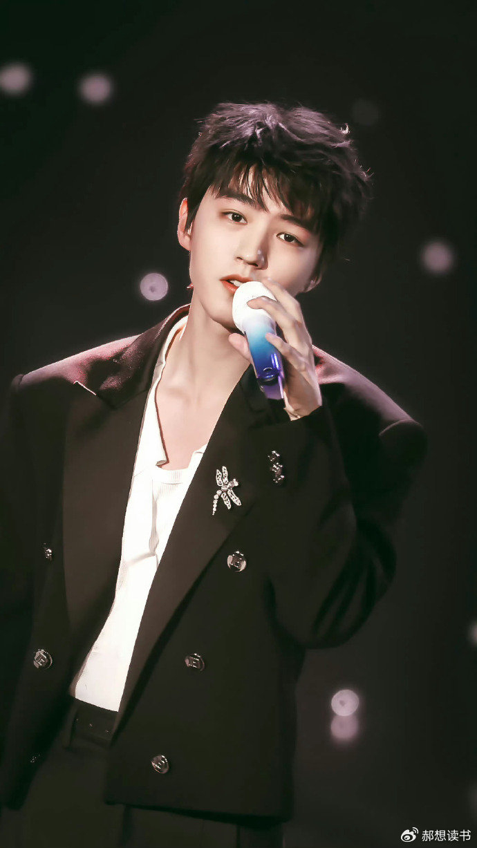 王俊凯年少时便作为tfboys成员及队长出道,所积累的人气和流