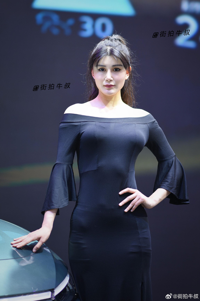 美女穿着高贵气质的晚装连衣裙