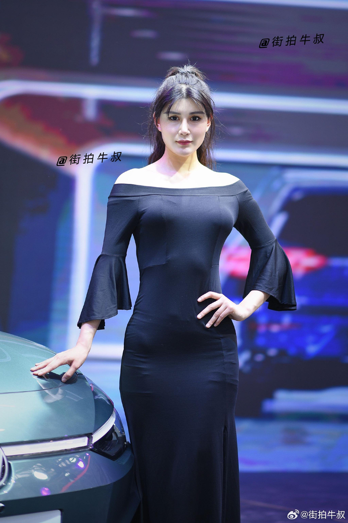 美女穿着高贵气质的晚装连衣裙