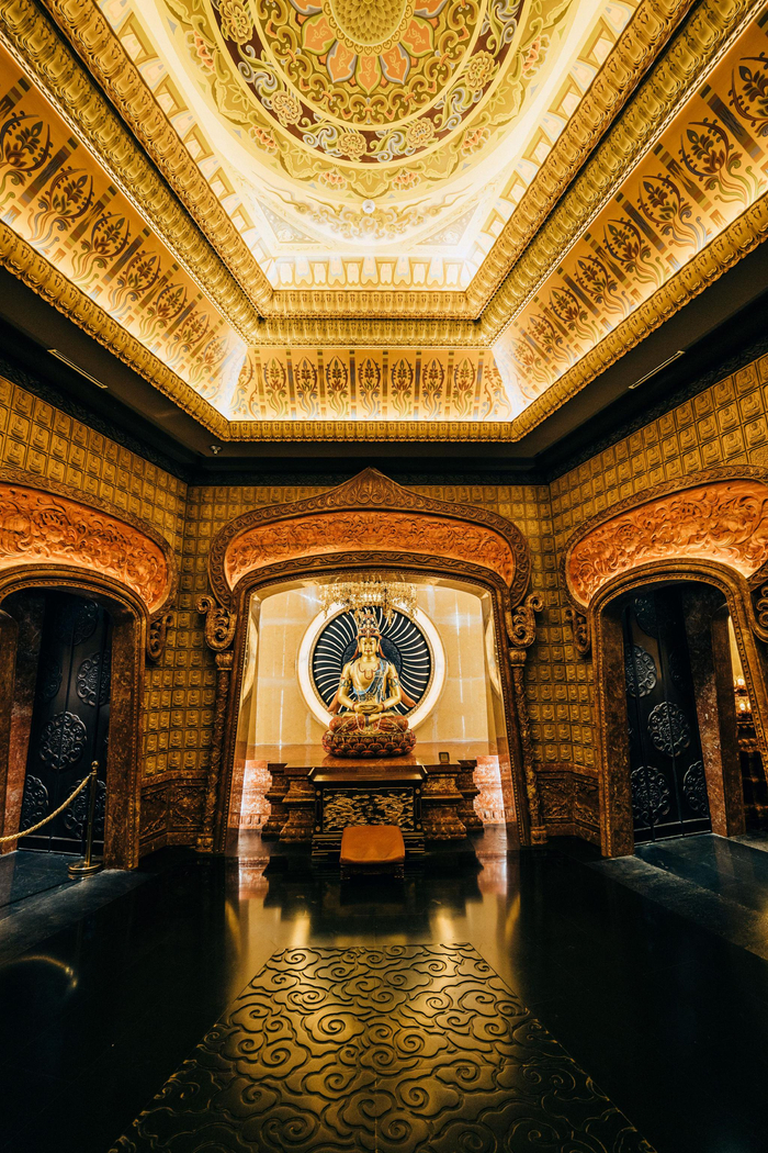 牛首山高入云霄,佛顶宫深藏禅机, 大穹顶似袈裟展,小穹顶如发髻齐