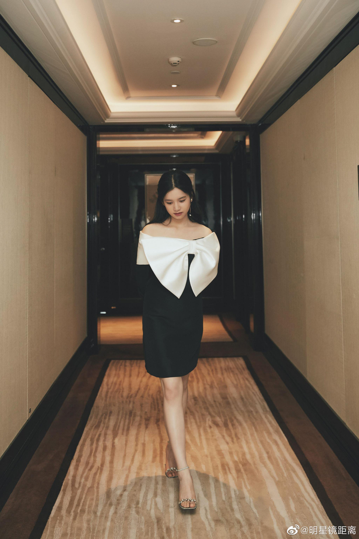 张靖仪一看就是实在人不用拉长腿