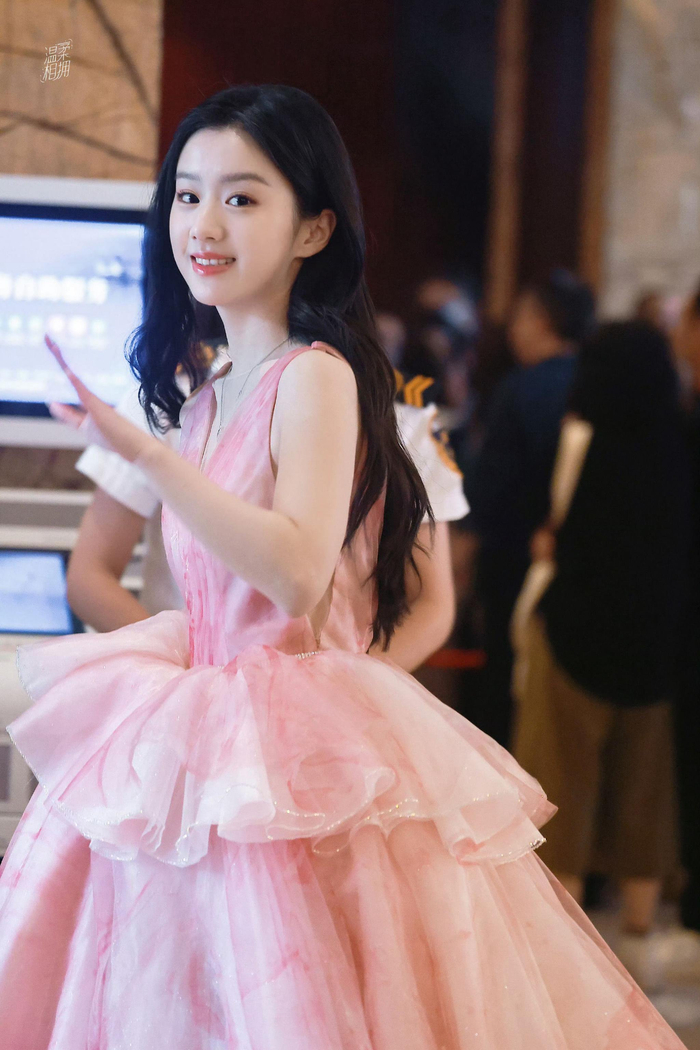 包上恩粉色礼服
