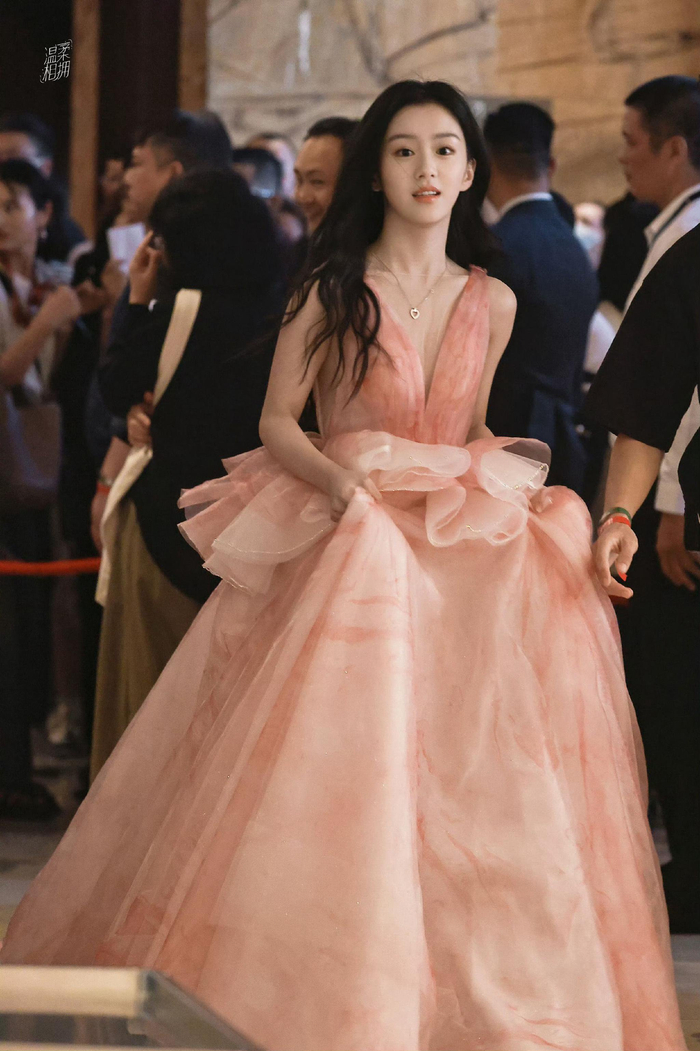 包上恩粉色礼服