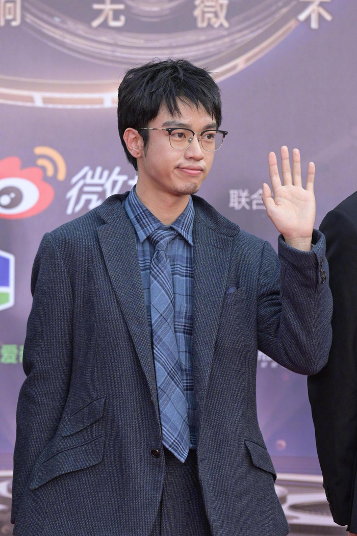 《宇宙探索编辑部》剧组郭帆、孔大山、王一通亮相一个很酷的剧组|郭帆|剧组|宇宙探索编辑部_新浪新闻
