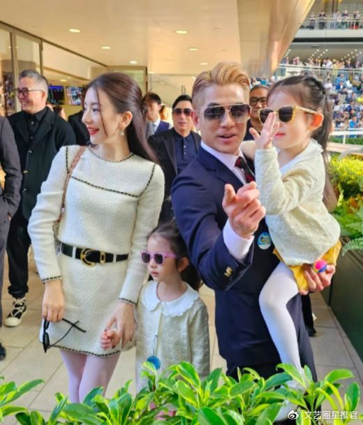 方媛晒美照,穿香奈儿裙凉鞋配袜被嘲很土,jennie有同款对比惨烈