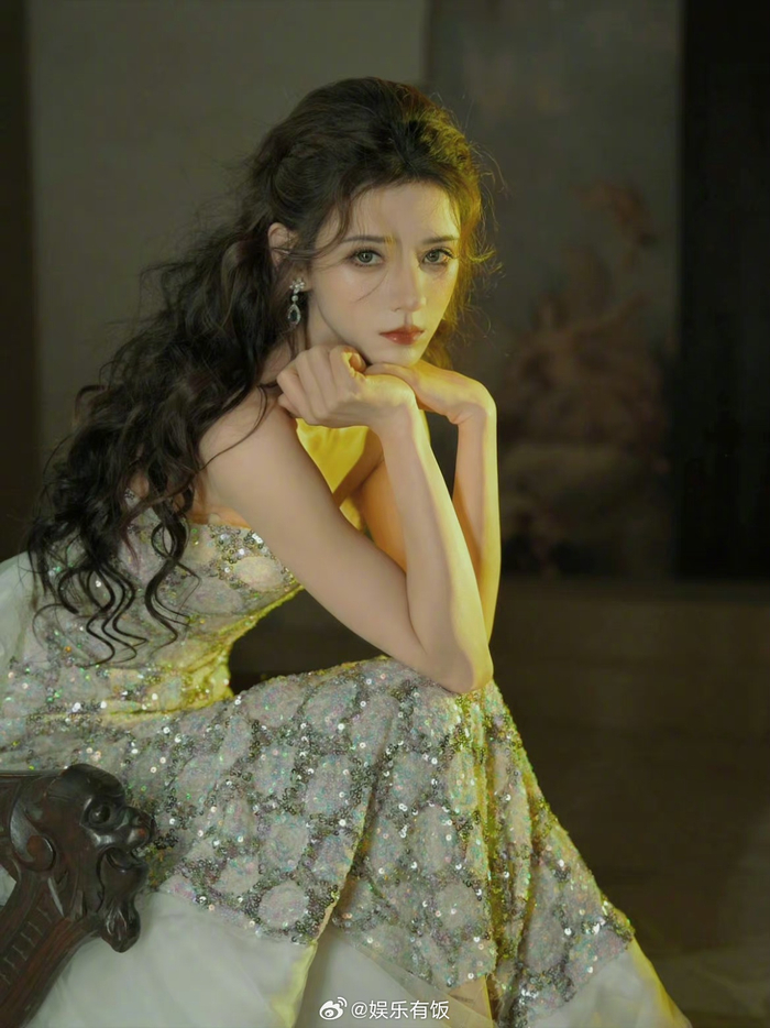 张予曦好像油画里的美人呀波浪卷发一抹麦穗刘海