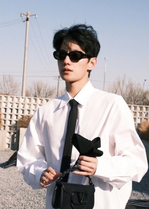 杨洋最新状态曝光,暴瘦10斤瘦成纸片人,这是怎么了?