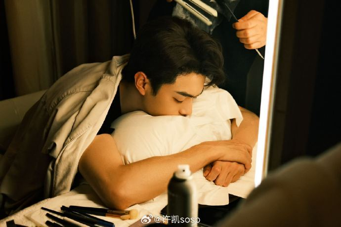 许凯晒背影照健身的原因有衬衫下的肌肉线条太有魅力了吧