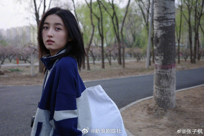 张子枫逛公园plog来啦~好久不见的妹妹,状态依旧满分!素素的也很美