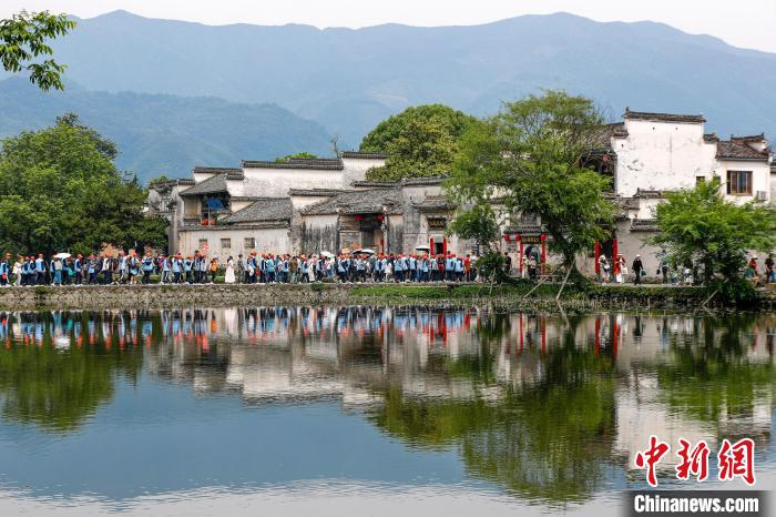 众多游客来到世界文化遗产地安徽省黄山市黟县