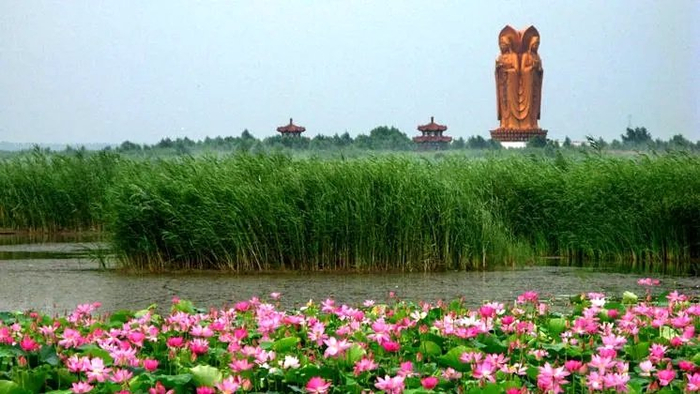 太白湖景区地处苏,鲁,豫,皖四省交界处,南临烟波浩淼的微山湖,北依