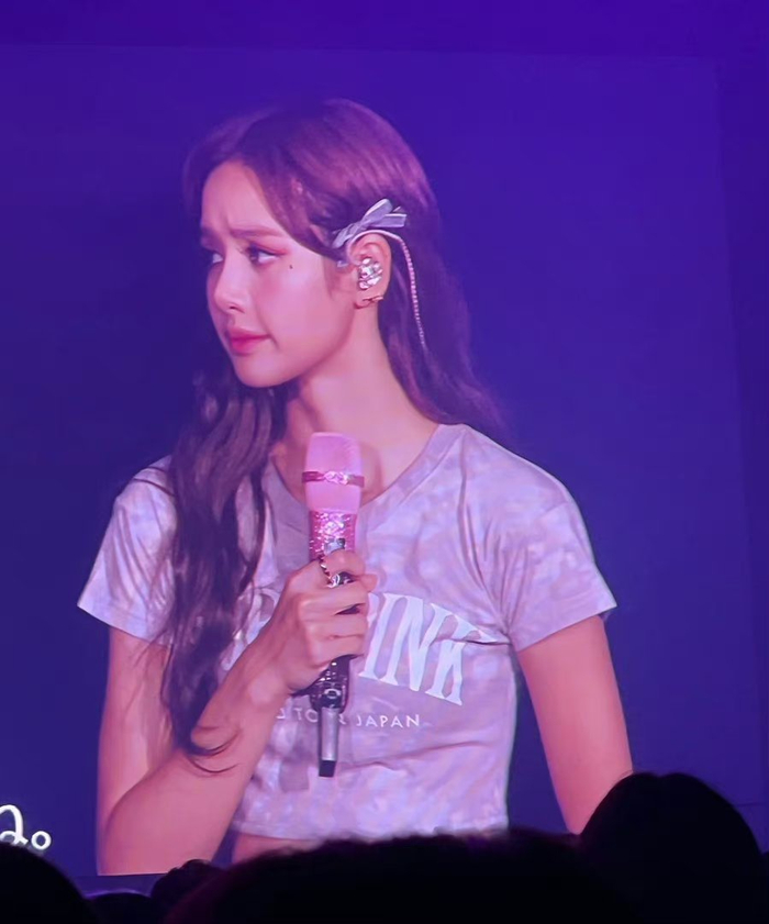 Lisa露额头,明明是大气清爽的女明星啊,还有点御姐氛围……__财经头条