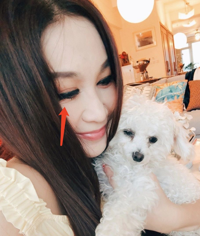 温碧霞很少晒素颜照,几乎每天都是大浓妆,眼线很粗,开非常大的滤镜