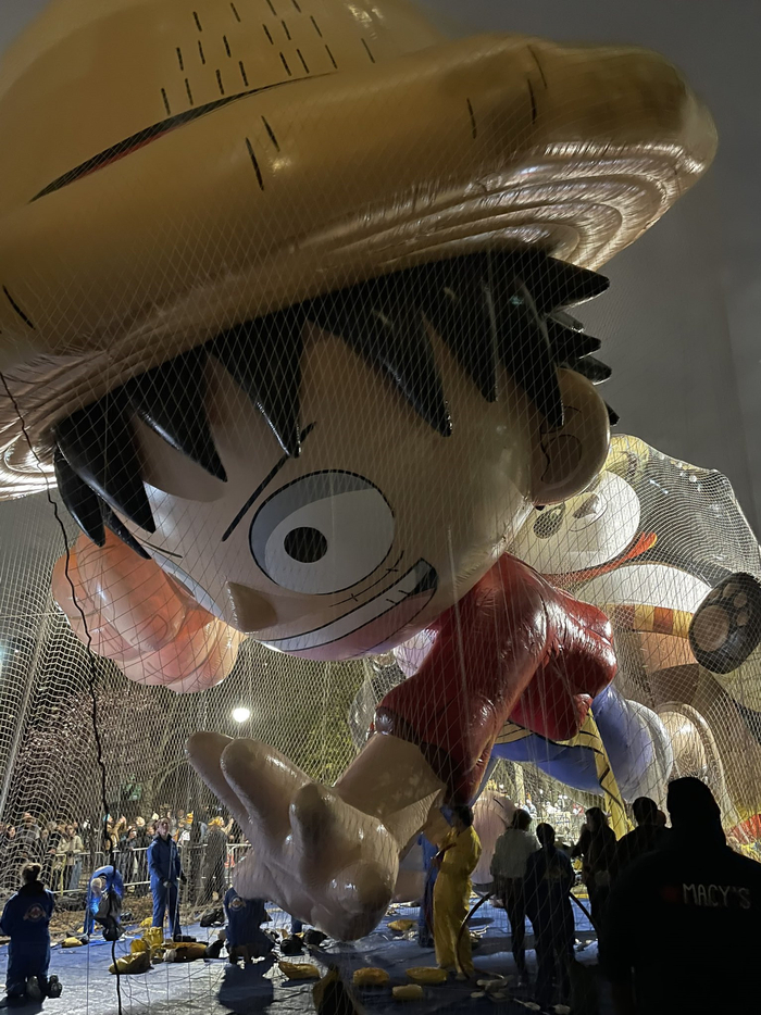参加美国纽约梅西感恩节大游行的巨型路飞气球正在完成充气准备
