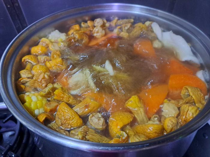 香港网友分享日常家庭菜:姬松茸素湯