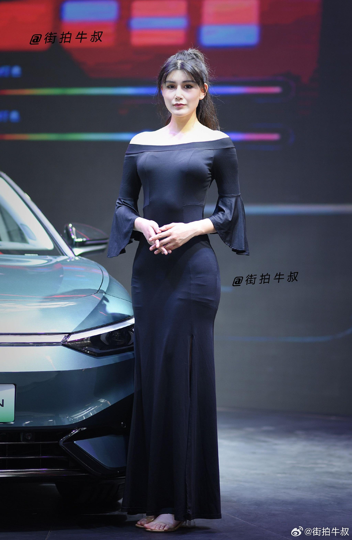 美女穿着高贵气质的晚装连衣裙