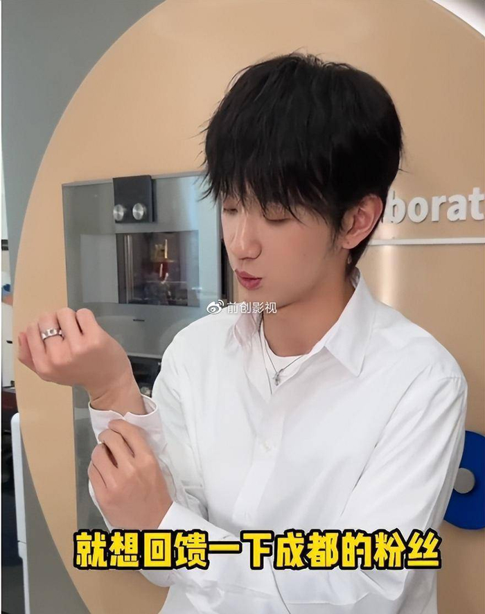 罗昊、罗成恋情曝光,哥俩带女友约会开房,自曝爸爸爱高颜值儿媳|好利来|网红|狗仔|罗红|尴尬_新浪娱乐_新浪新闻