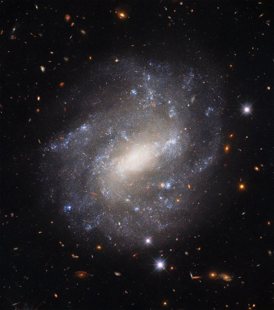 哈勃望远镜揭开宇宙奥秘的工具