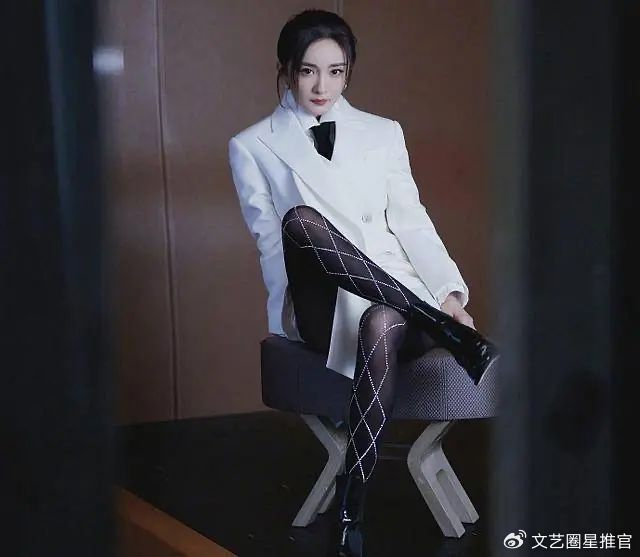 杨幂最新丝袜大片不忍直视,被嘲像在夜店工作,历年丝袜大片曝光|丝袜