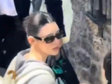 奚梦瑶婚礼结束自己背个包就走了，松弛感满满像去幼儿园接娃