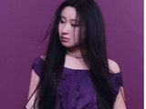 紫调复古写真惊艳出镜，锤娜丽莎解锁冷艳御姐质感
