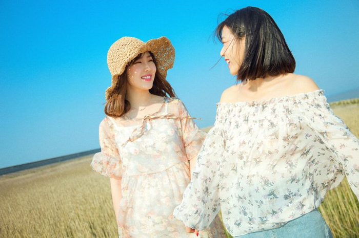 想要拍甜甜的闺蜜照片,可以用一些甜甜的拍照姿势来烘托,比如两个人