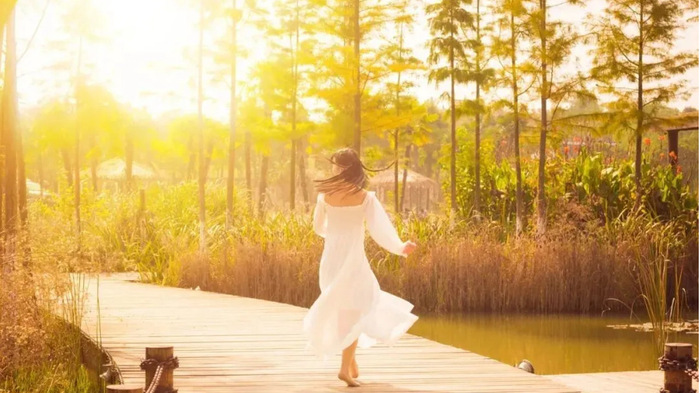 原创|一个女人有钱没钱，其实能一眼看出来，有3点伪装不了