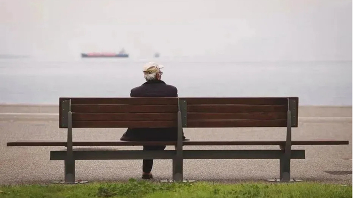 当你老了，需要人在床前照顾，你就发现：最后能依靠的，是这个人