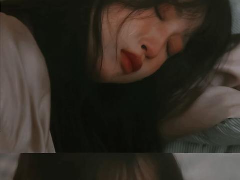 卫枝宝宝哭得太沉浸了烟熏妆有????失恋了自己从早哭到晚…
