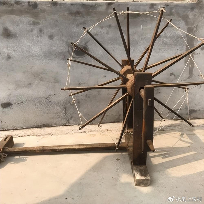 在以前,妇女们用纺车将棉花纺成线,再织成布匹,用于制作衣物.