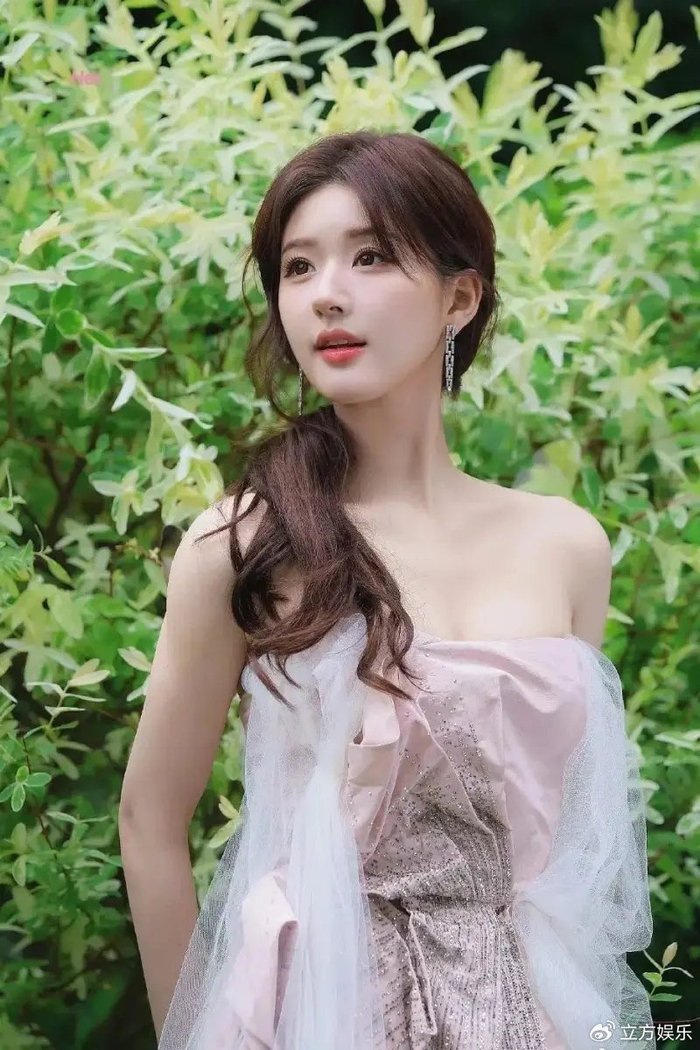 赵露思穿抹胸纱裙仙气腾腾 赤脚天使蹲美如童话