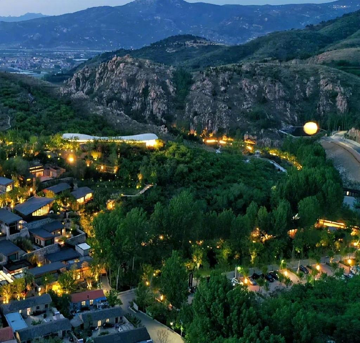 东西门村位于岱岳区道朗镇,这里传统与现代交融,悠悠青山,漫漫古道,水