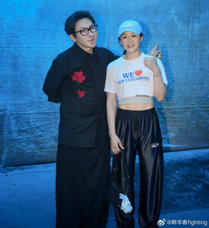 陈梦和姜妍一起去看刘谦魔术表演,两人一路挽手,边走边聊,果然一对好姐妹__财经头条__新浪财经