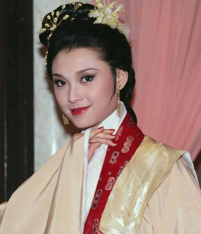 吕有慧,第一期艺训班毕业,tvb第一代一姐花旦!