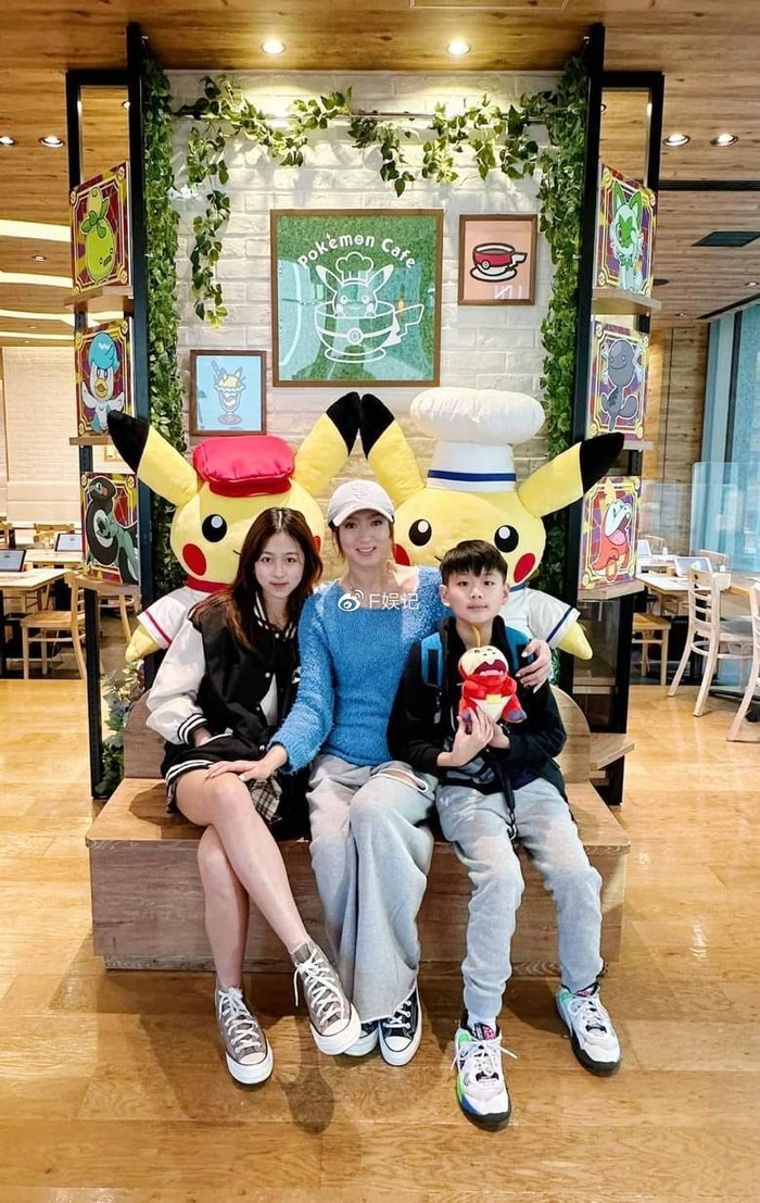 她的老公林祖辉也曾经是艺人,如今已经退圈经商.