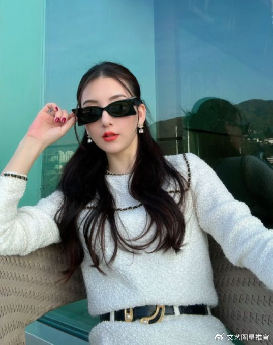 方媛晒美照,穿香奈儿裙凉鞋配袜被嘲很土,jennie有同款对比惨烈__财经