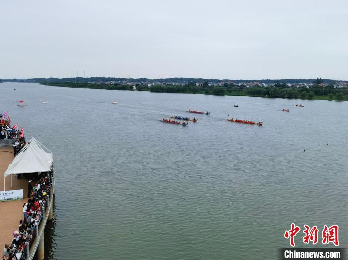 中国汨罗江龙舟超级联赛开幕 30多支队伍"龙舟故里"劈波斩浪