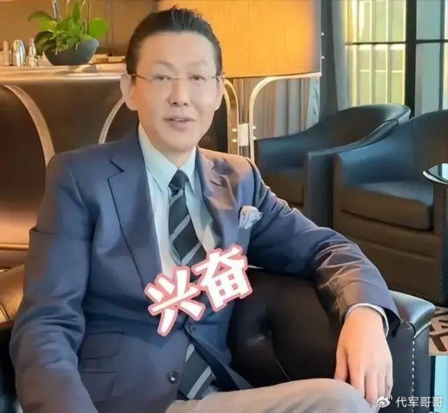 他曾是董卿的戀人,出名後隱婚,被央視掃出門, 如今60?