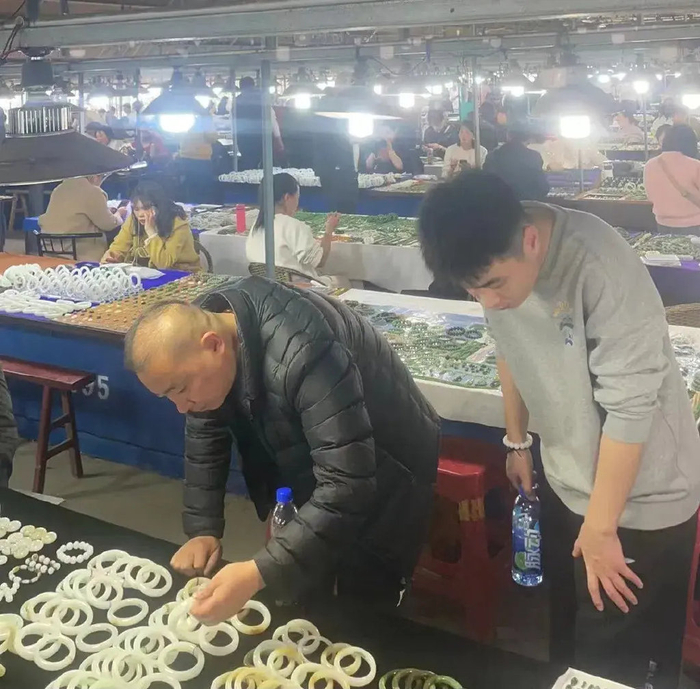 河南南阳的珠宝生意,借淘宝直播火出圈,不小心做了个全国最大|石佛寺